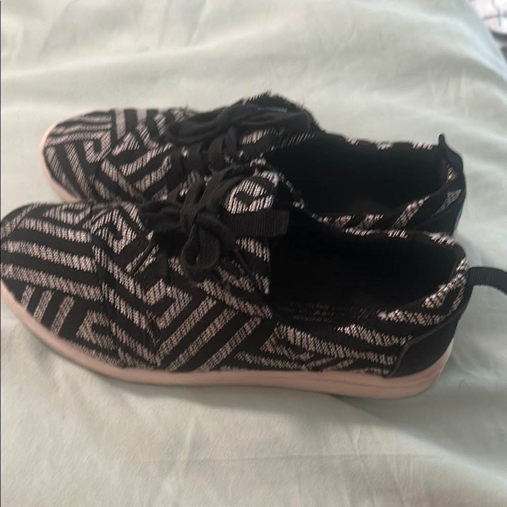 Toms Black and White Casual Sneakers size 8.5